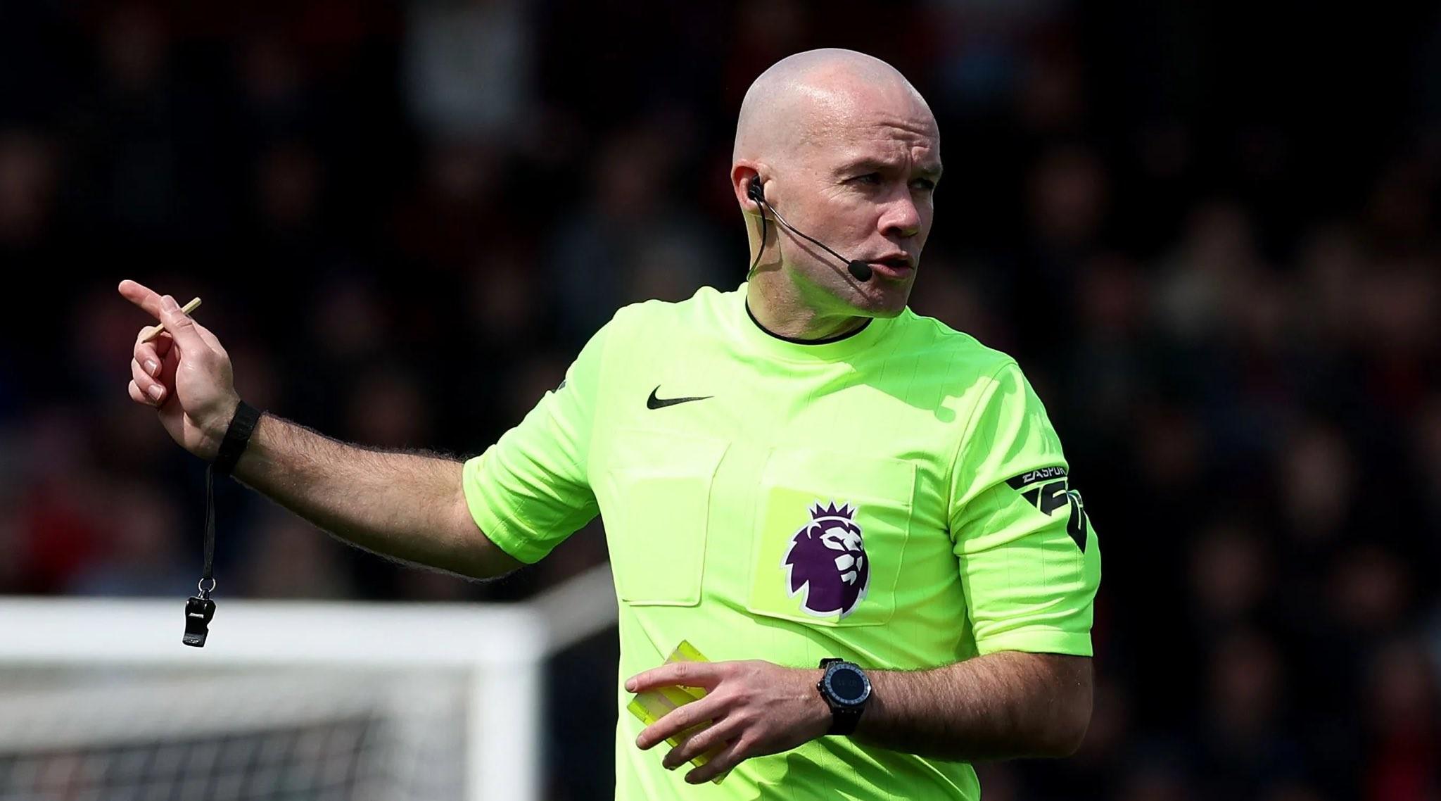 Góc Nhìn WINDD: Số liệu Paul Tierney từng bắt các trận Man City: 13 trận 12 